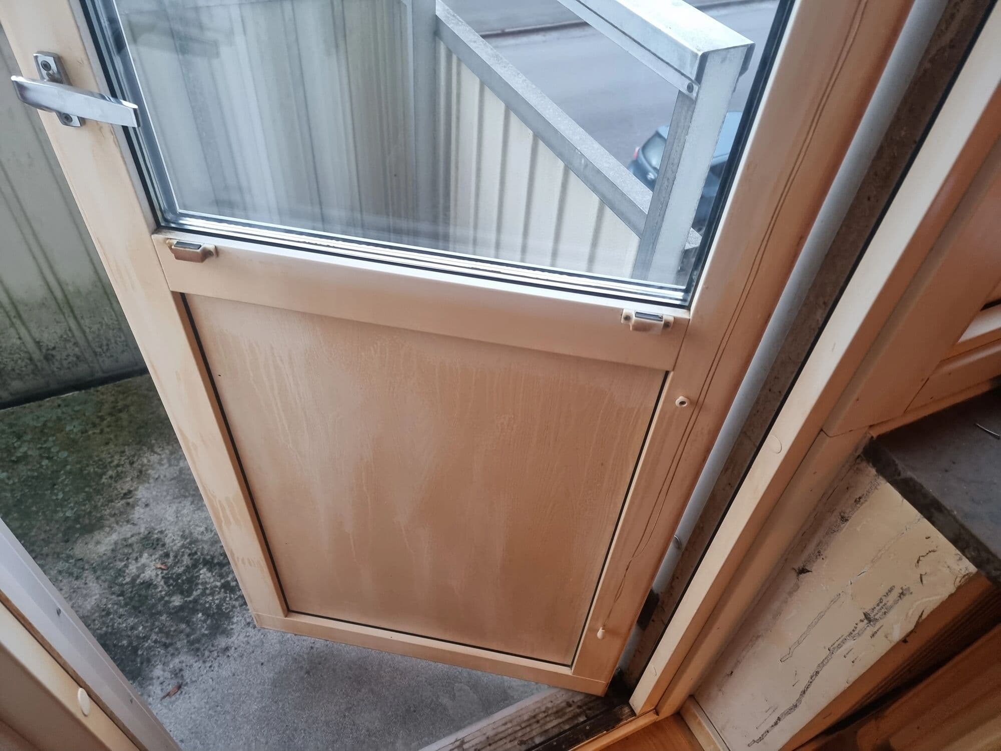 Väderbiten balkongdörr i trä före renovering