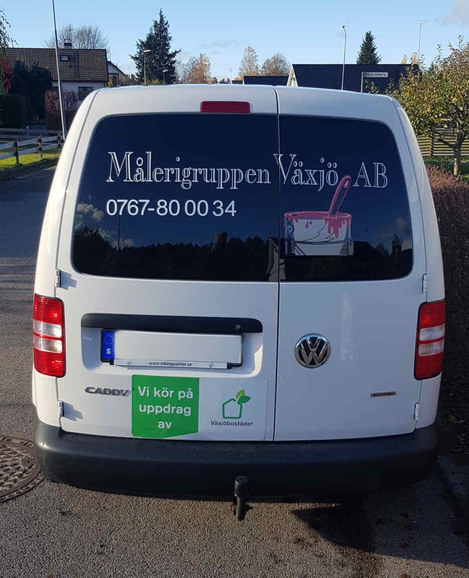 Målerigruppens biogasbil bakifrån med logotyp och telefonnummer på bakrutan