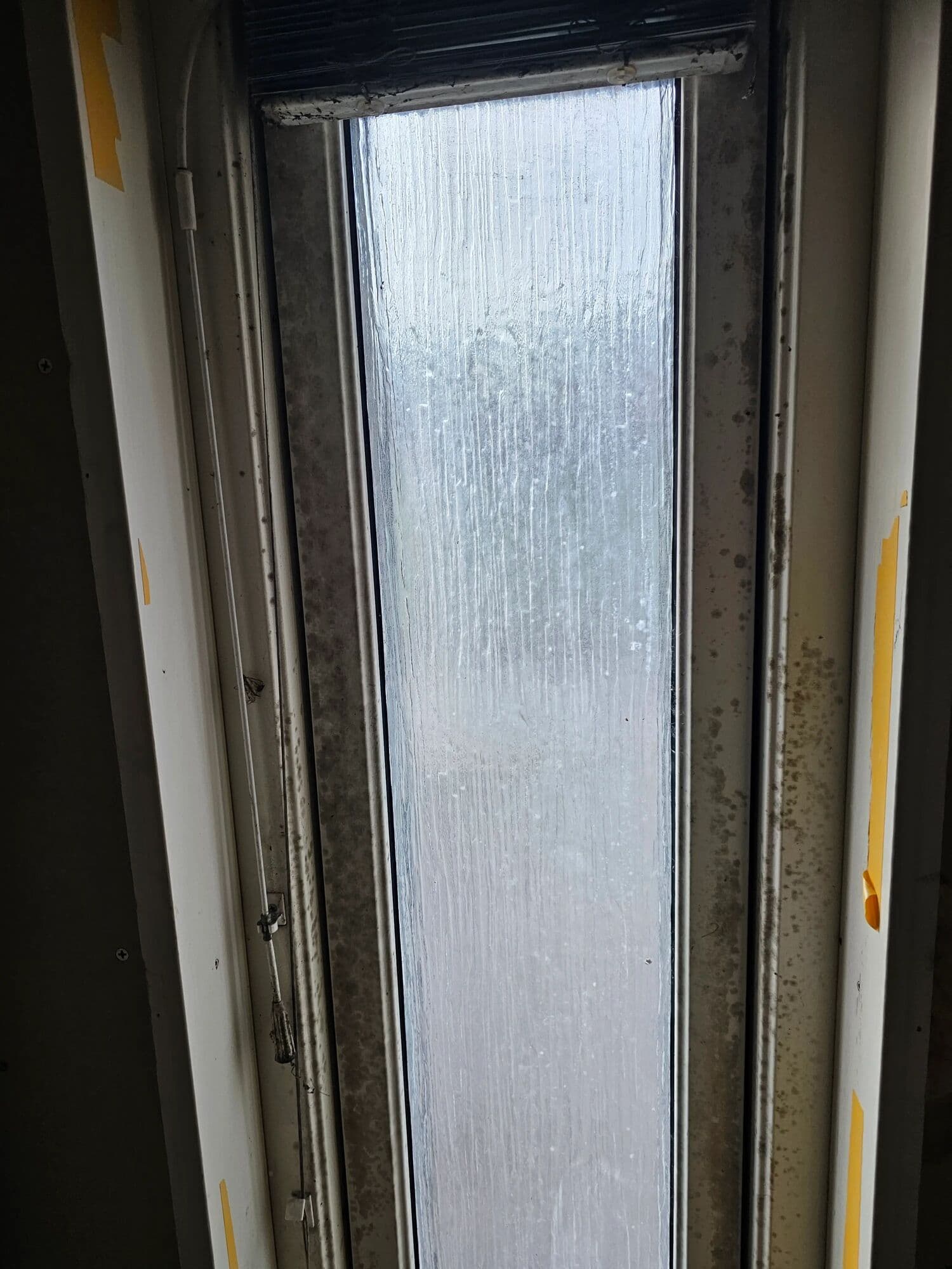 Fönsterkarm med smuts och mögel före renovering