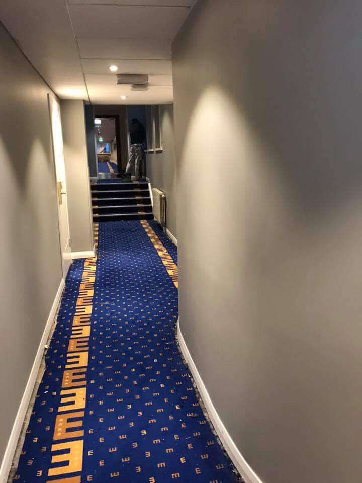Nymålad hotellkorridor