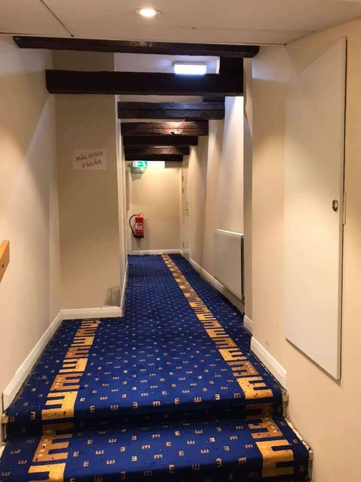 Hotellkorridor med takbalkar