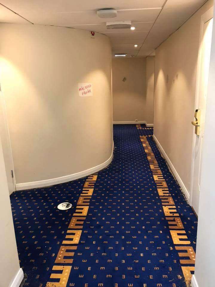 Hotellkorridor med svängd vägg