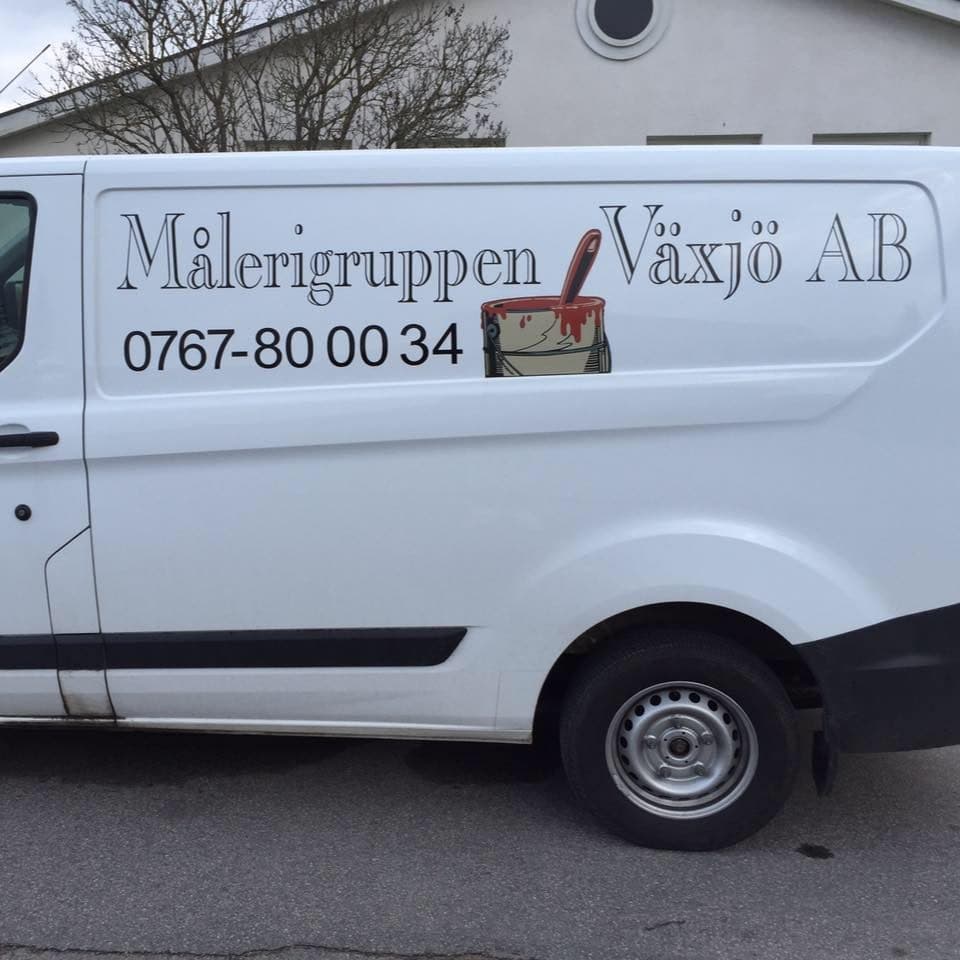 Målerigruppen Växjö AB:s firmabil med logotyp och telefonnummer