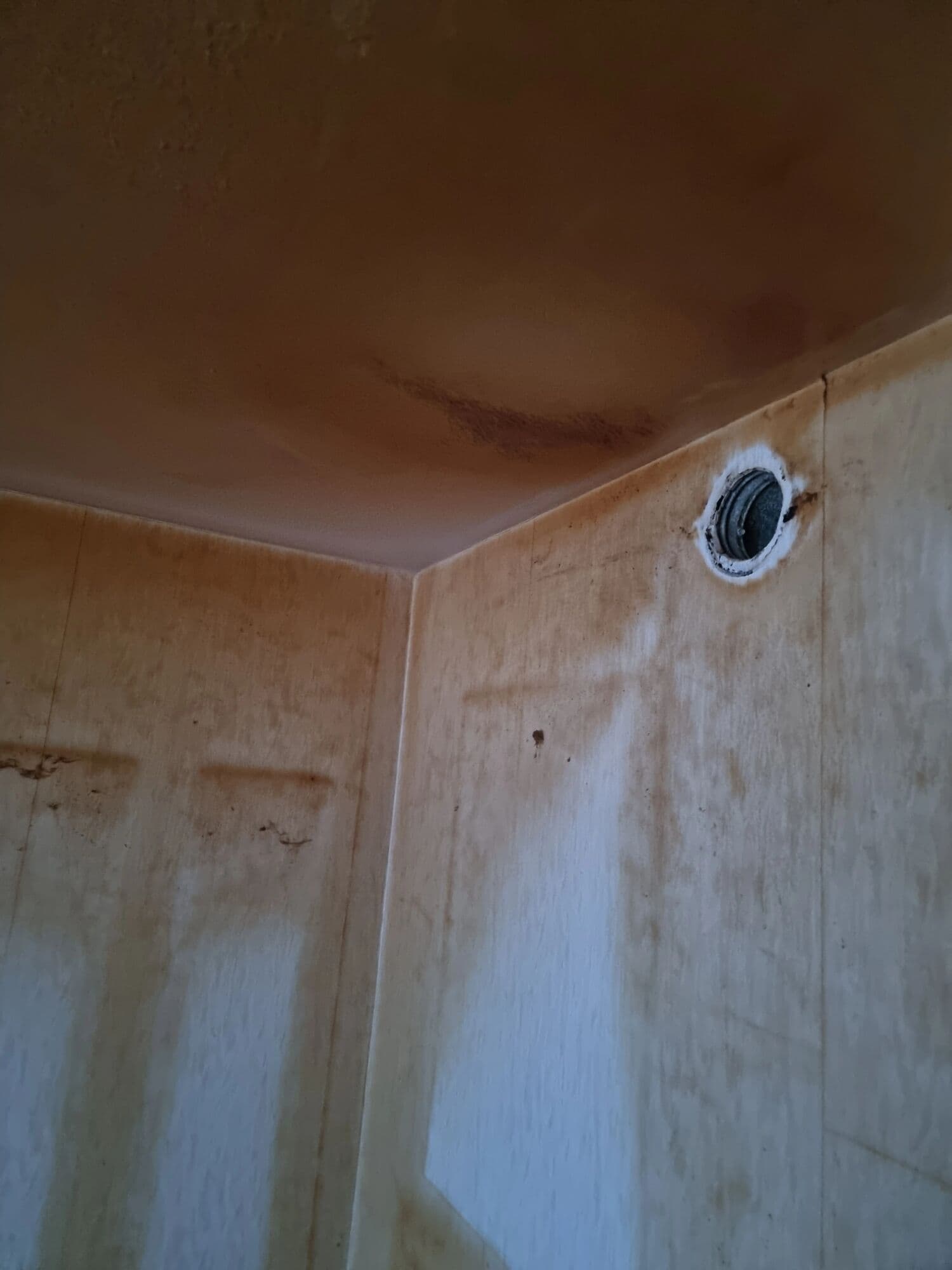 Missfärgat tak och väggar runt ventil