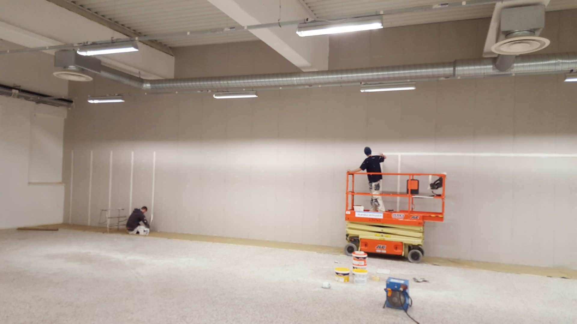 Målning av nyproducerad lokal med skylift
