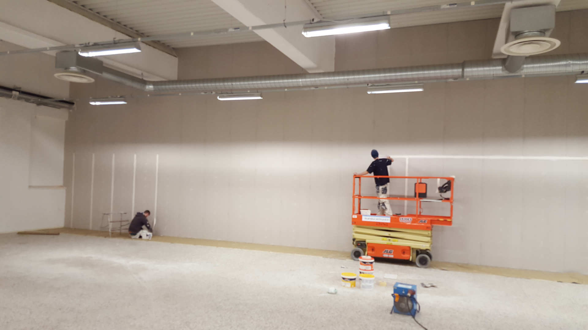 Målning av nyproducerad lokal med skylift