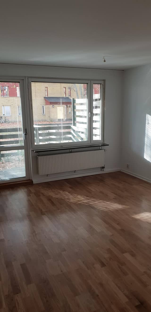 Nymålad lägenhet med parkettgolv