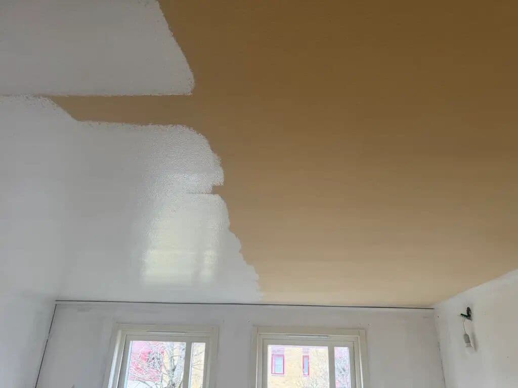 Gulnat tak som målas vitt, halva taket klart