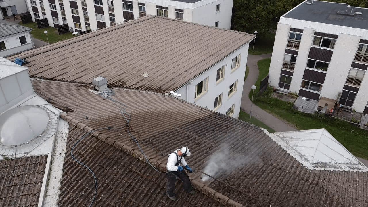 Taktvätt pågår på flerbostadshus