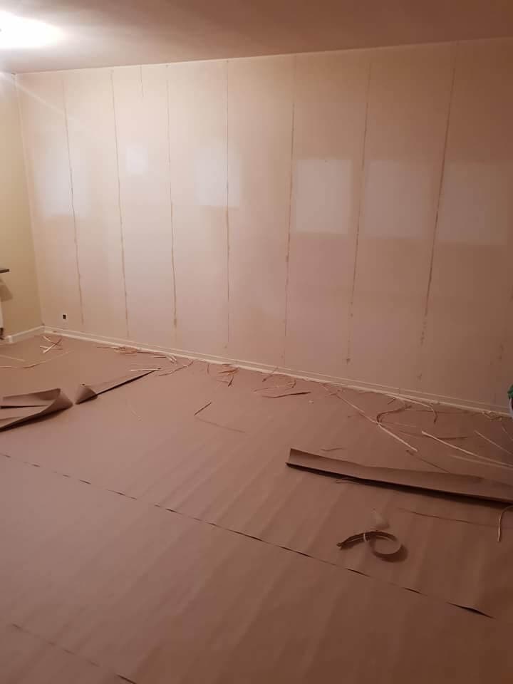 Spacklade väggar och täckt golv inför tapetsering