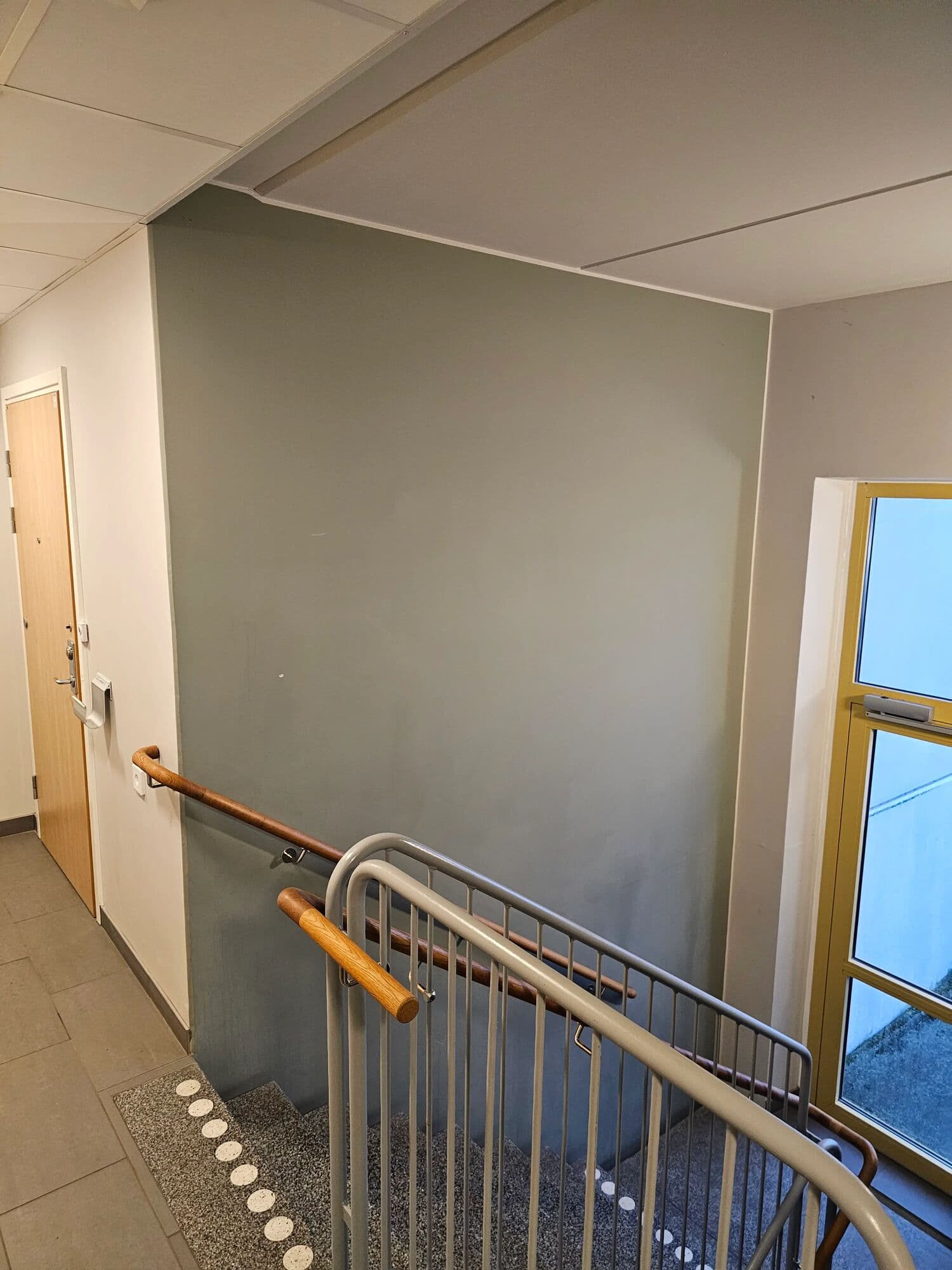 Nymålat trapphus med räcke och fönster