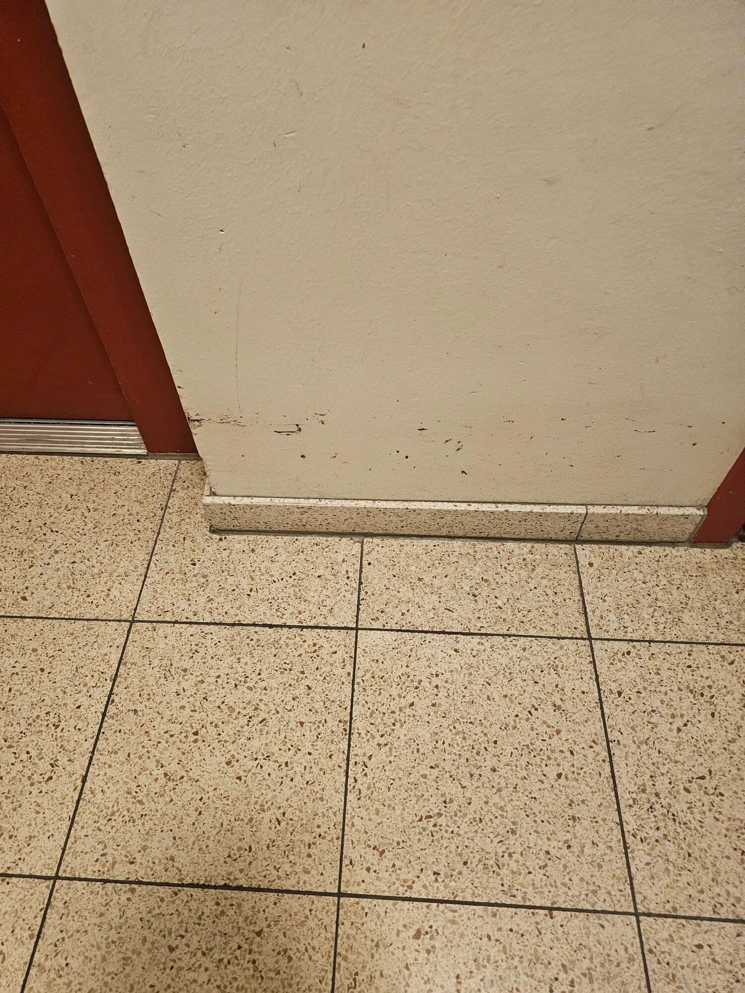 Slitet hörn med skador nertill i trapphus
